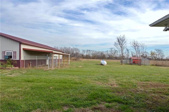 view of yard with an outbuilding