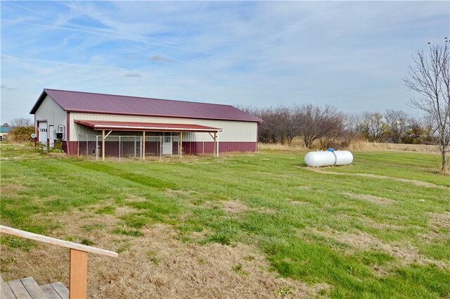 view of yard with an outbuilding