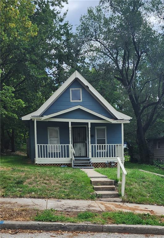 bungalow featuring a porch and a front yard