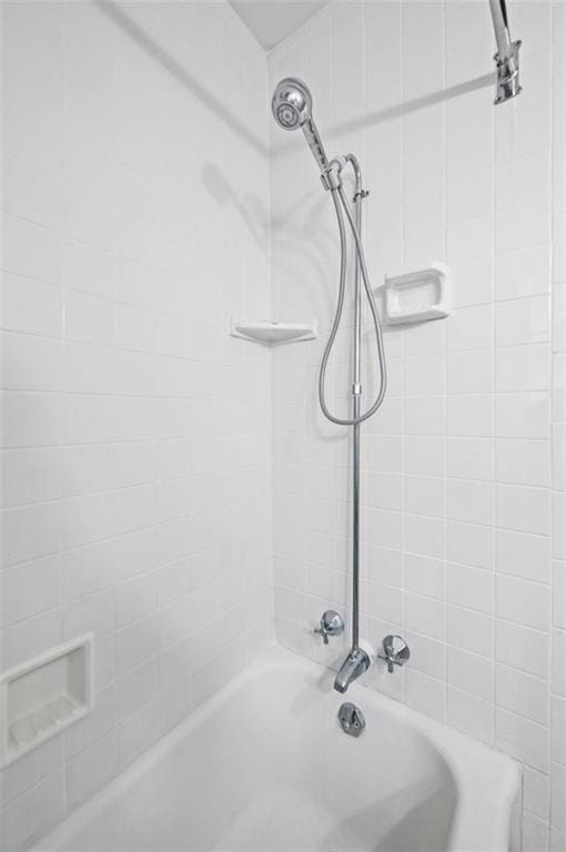 bathroom featuring tiled shower / bath combo