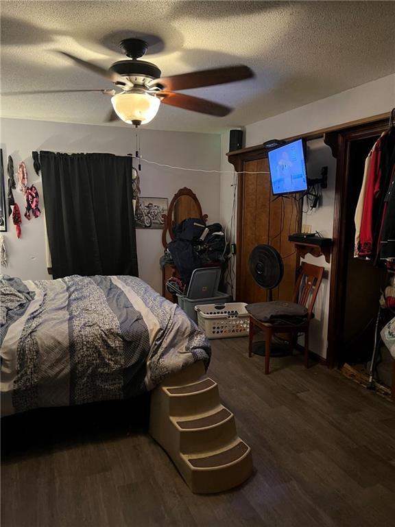 bedroom featuring ceiling fan, a textured ceiling, and hardwood / wood-style flooring