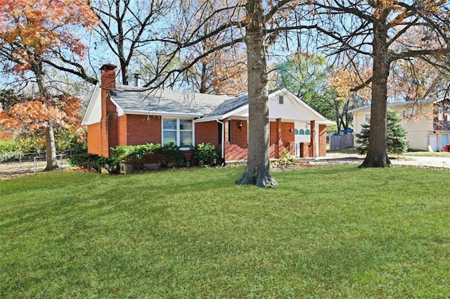 view of front facade featuring a front yard