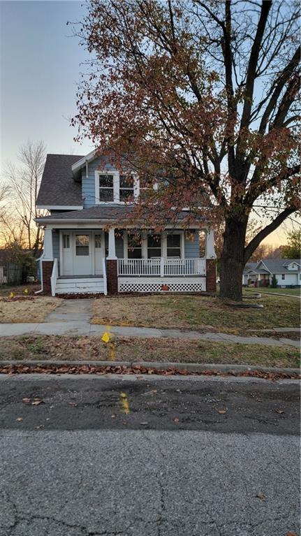 view of front of property featuring covered porch