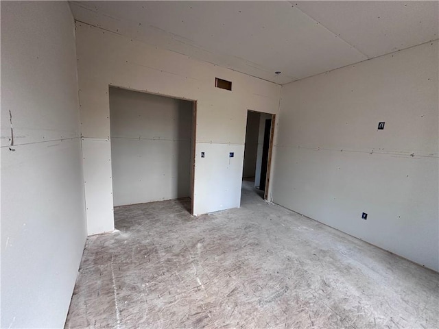 unfurnished bedroom featuring a closet