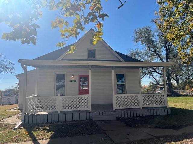 view of front of property featuring covered porch and a front yard