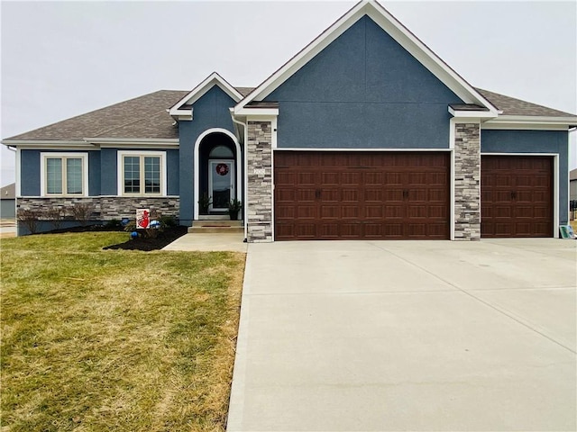 view of front of house featuring a garage and a front yard