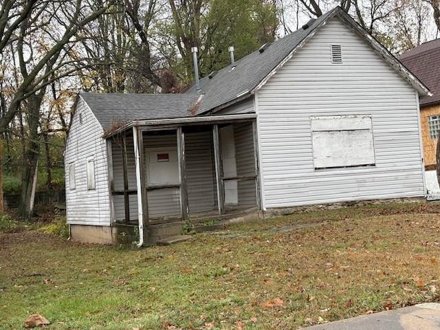 bungalow-style house featuring a front lawn