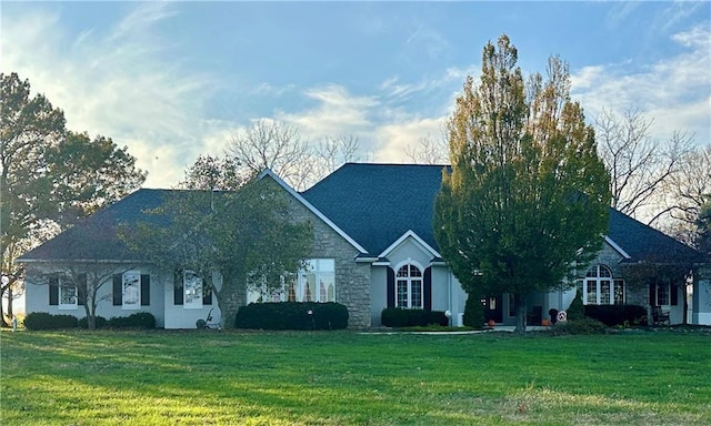 view of front facade with a front yard