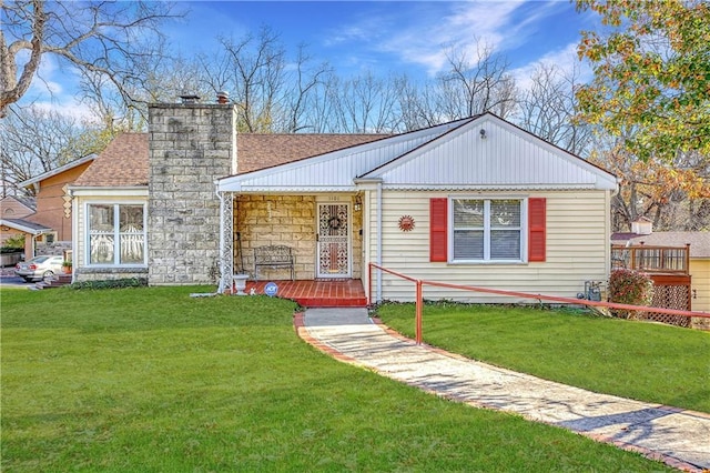 view of front of property featuring a front lawn