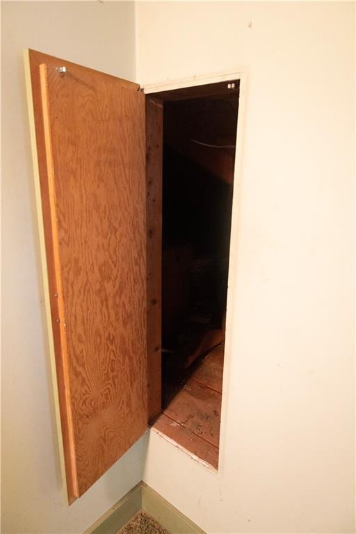207 N Elm St, Coffeyville, KS 67337 - detailed view of baseboards