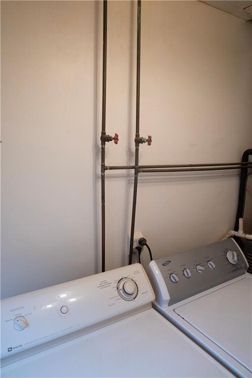 207 N Elm St, Coffeyville, KS 67337 - washroom featuring washing machine and dryer