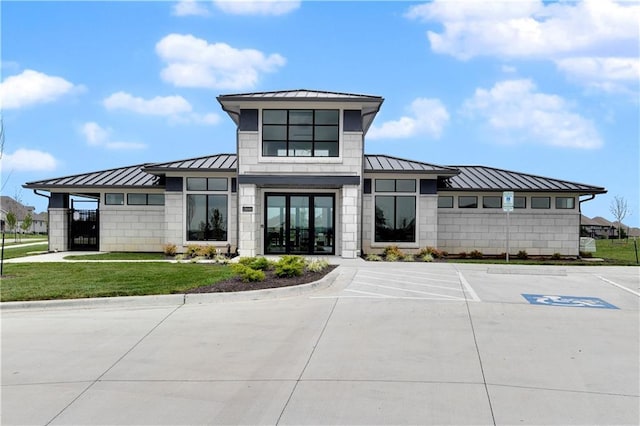 view of front facade with a front yard