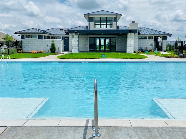 view of swimming pool with a lawn