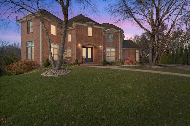 view of front of home featuring a lawn