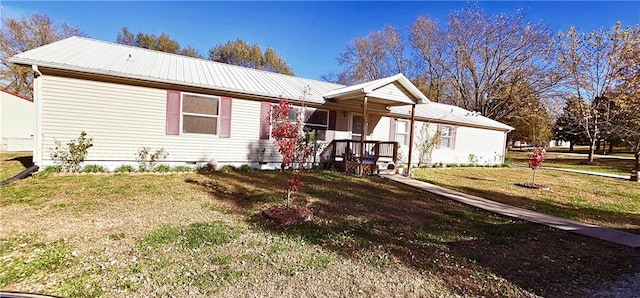 view of front of property featuring a front yard