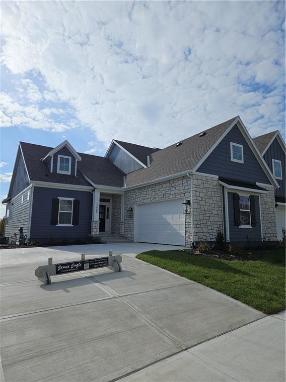 view of front facade featuring a front yard and a garage