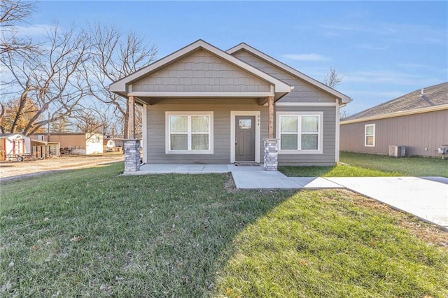 craftsman inspired home featuring a front yard