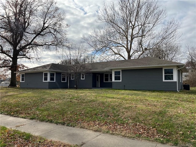 ranch-style home featuring a front lawn