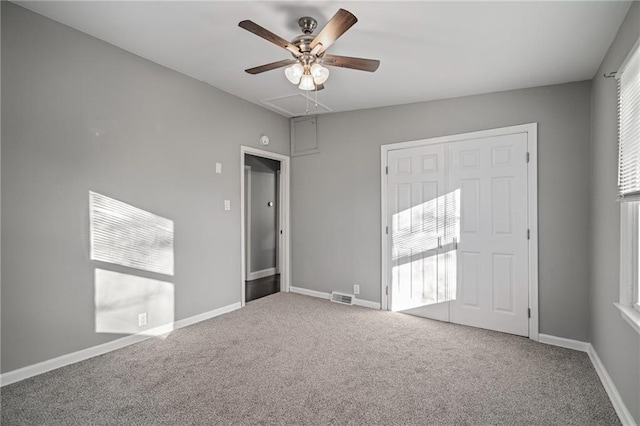 carpeted empty room featuring ceiling fan