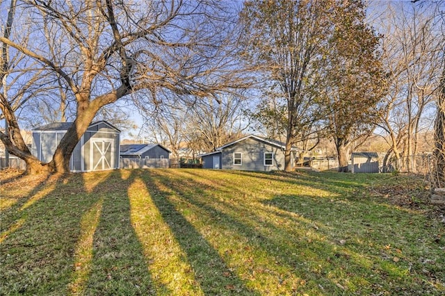 view of yard featuring an outdoor structure