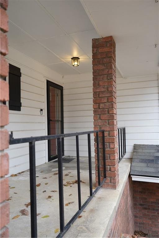 property entrance featuring a porch