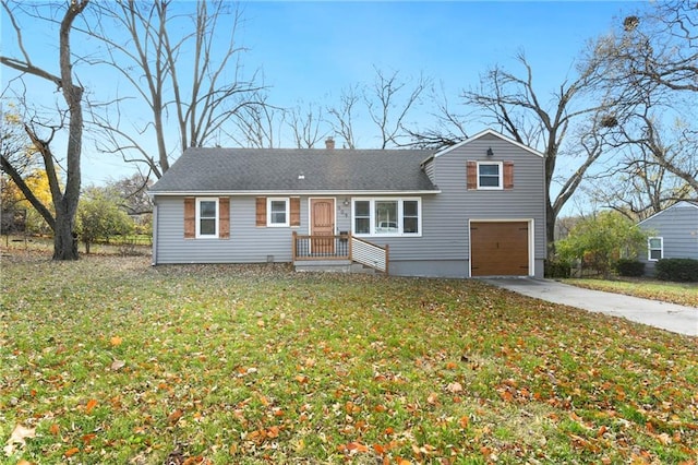 view of front of property featuring a front yard and a garage