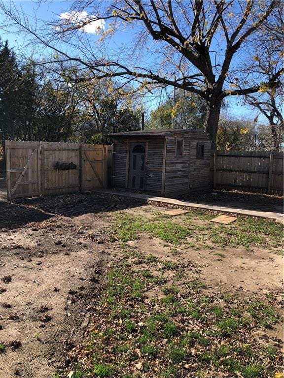 view of yard with an outbuilding