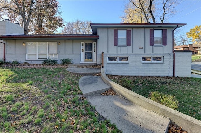 view of front of property featuring a front lawn