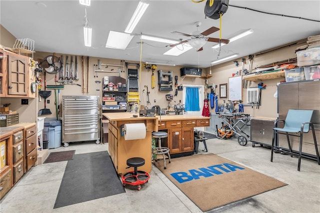 miscellaneous room featuring a workshop area and ceiling fan