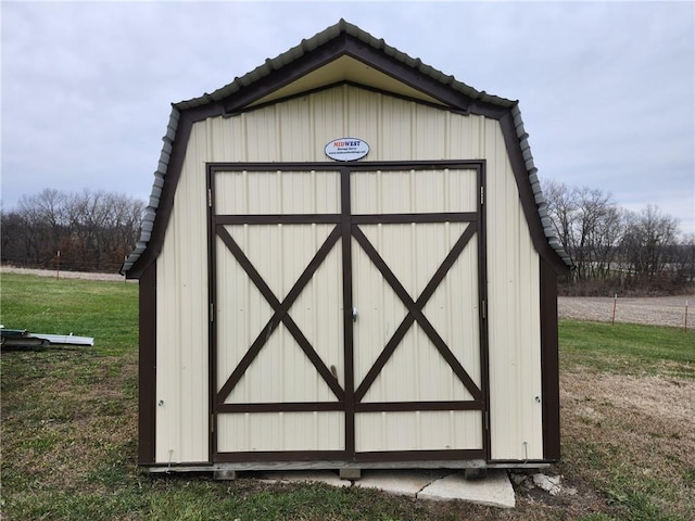 view of outdoor structure with a yard