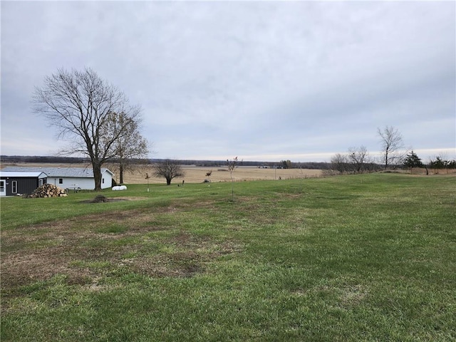 view of yard featuring a rural view