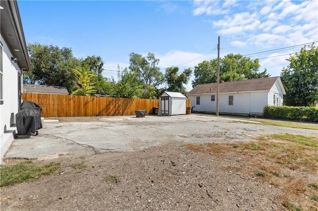 view of yard with a storage unit