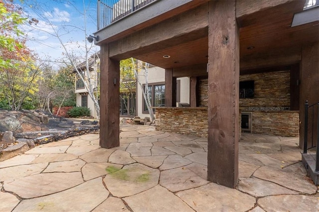 view of patio / terrace with a balcony and an outdoor kitchen