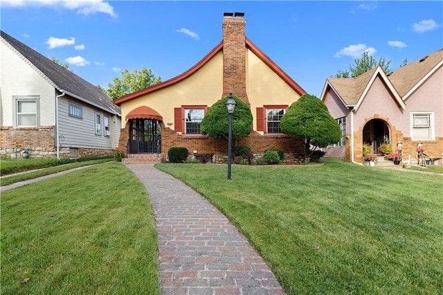 view of front of property featuring a front yard