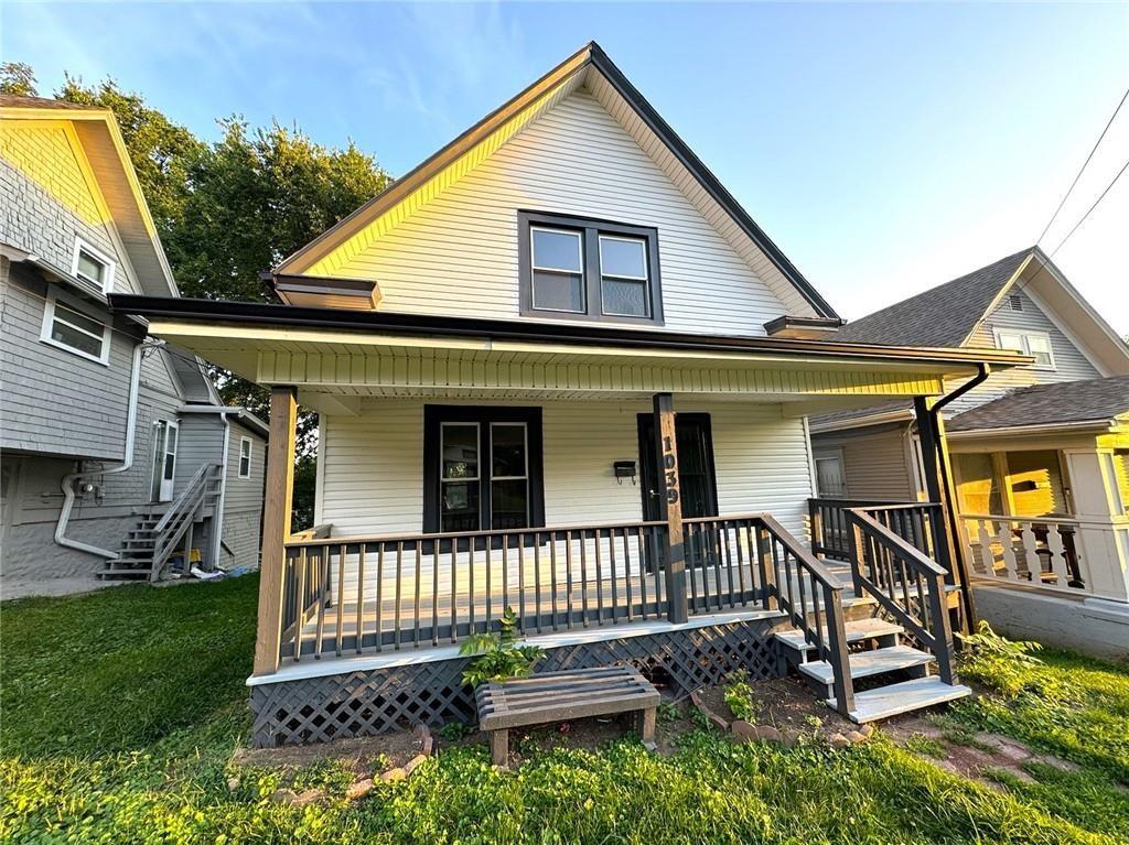 view of front of property featuring covered porch