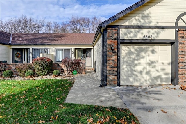 view of front facade featuring a front yard and a garage