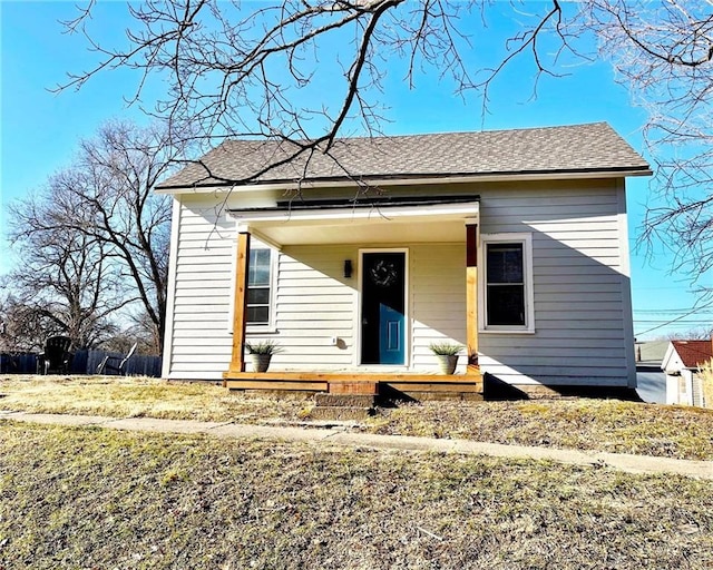 view of front facade with a front lawn