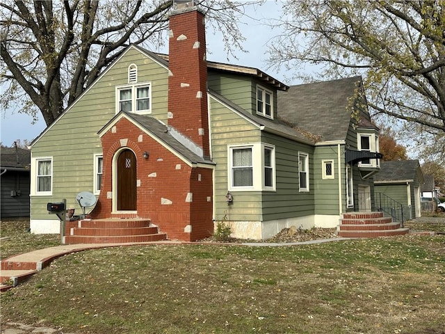 view of front of house featuring a front lawn