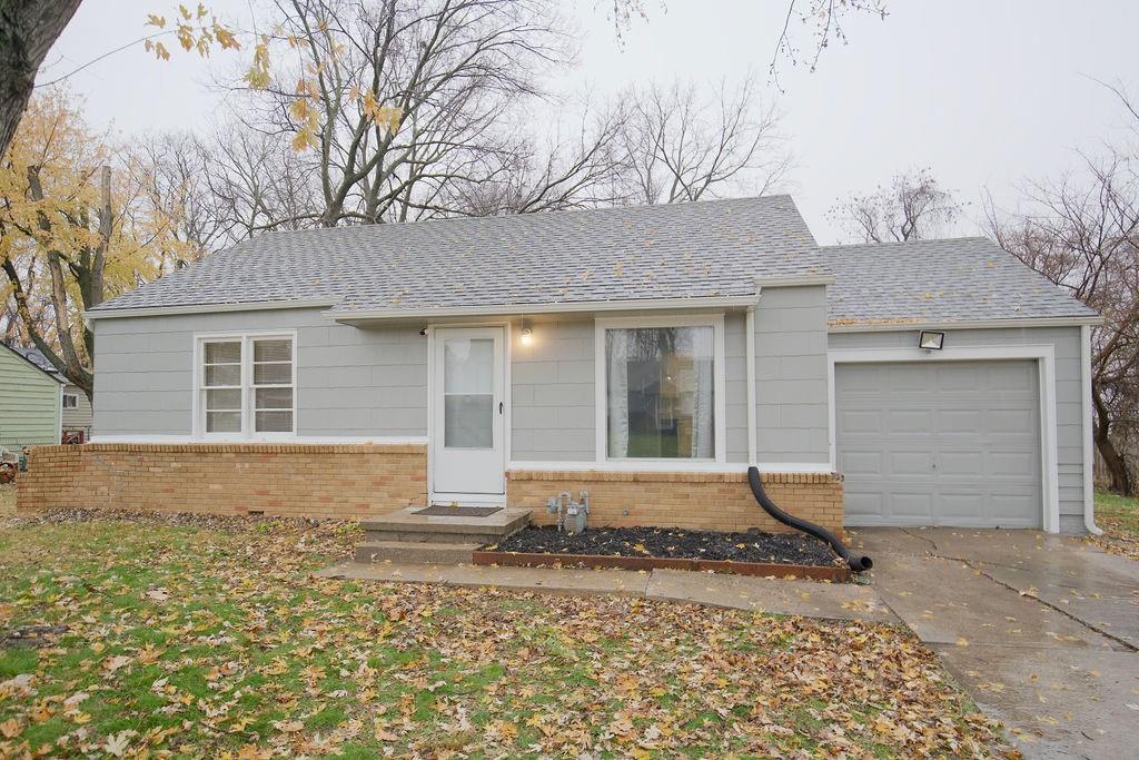 ranch-style house featuring a garage