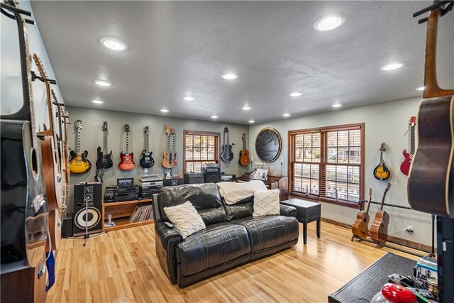 401 Taylor Rd, Independence, KS 67301 - living area with a textured ceiling, light wood-style flooring, recessed lighting, and baseboards