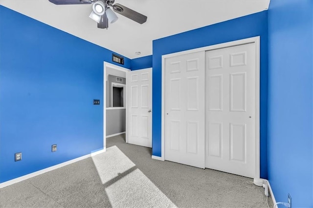 unfurnished bedroom featuring a ceiling fan, carpet floors, baseboards, and a closet