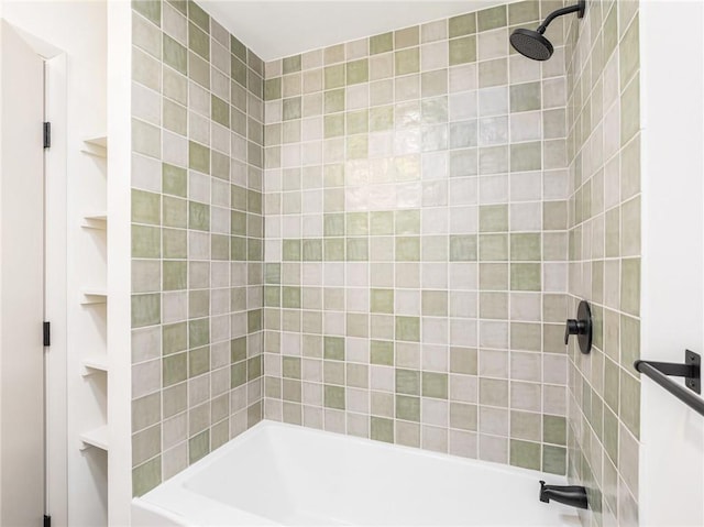 bathroom with tiled shower / bath