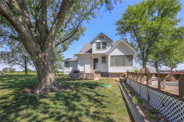 view of front of property featuring a front lawn