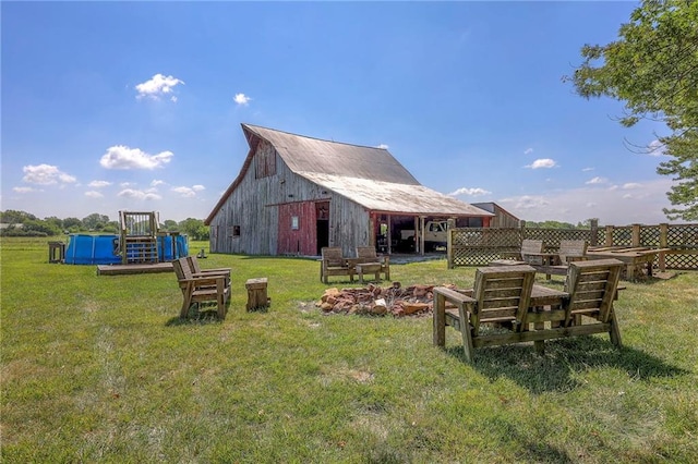 view of yard featuring an outdoor structure