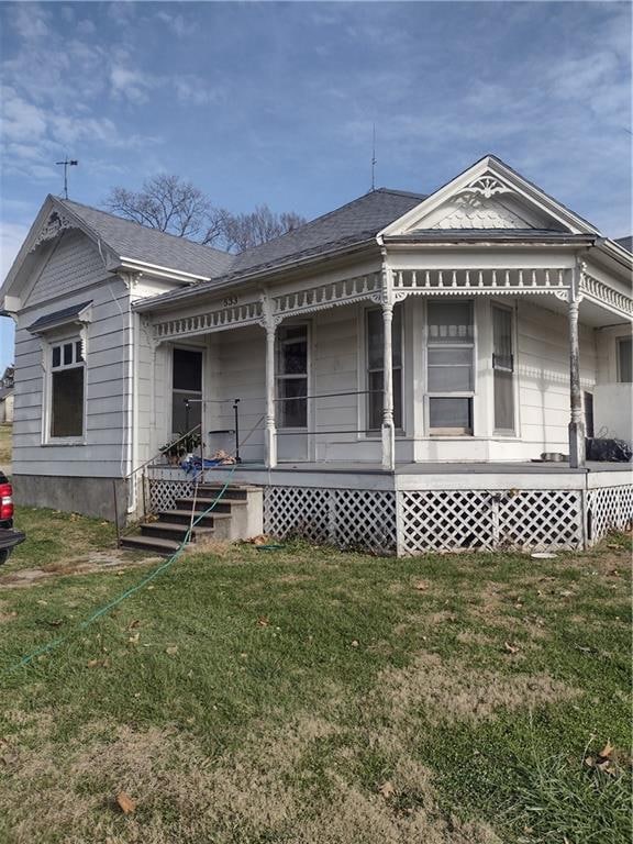 view of front of home featuring a porch and a front yard