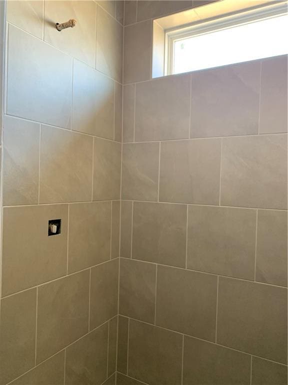 room details featuring tiled shower