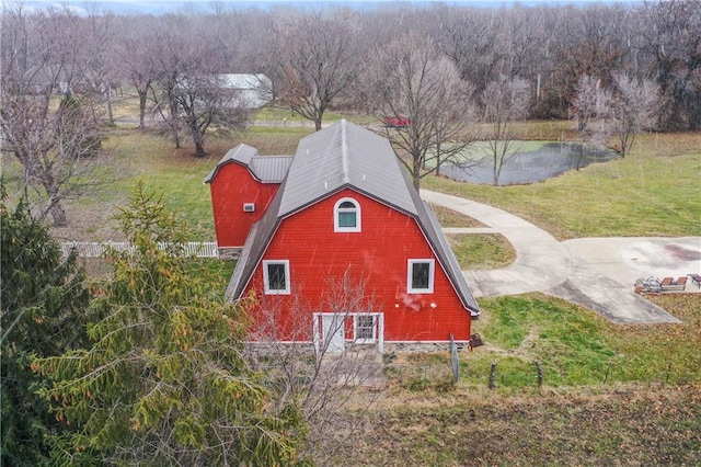 view of outdoor structure featuring a yard