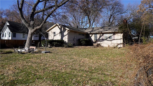 view of front of property featuring a front lawn