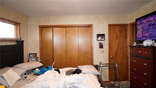 bedroom featuring a textured ceiling and a closet