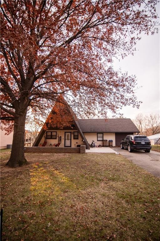 view of front facade with a front yard